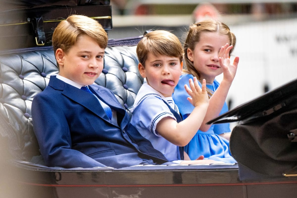 Oslav se účastnily také děti prince Williama a vévodkyně Kate: zleva princové George a Louis a princezna Charlotte.