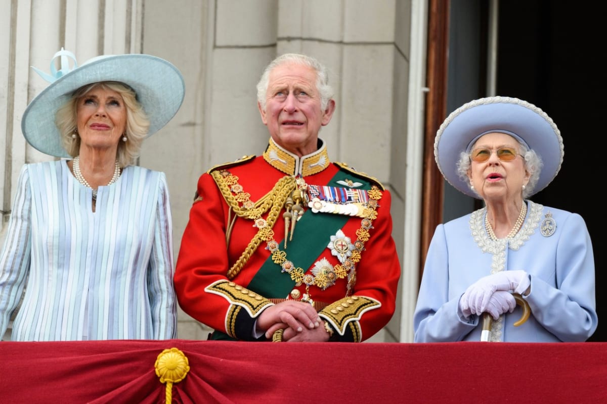 Nový britský král Karel III. s manželkou Camillou, vévodkyní z Cornwallu, a královna Alžběta II.