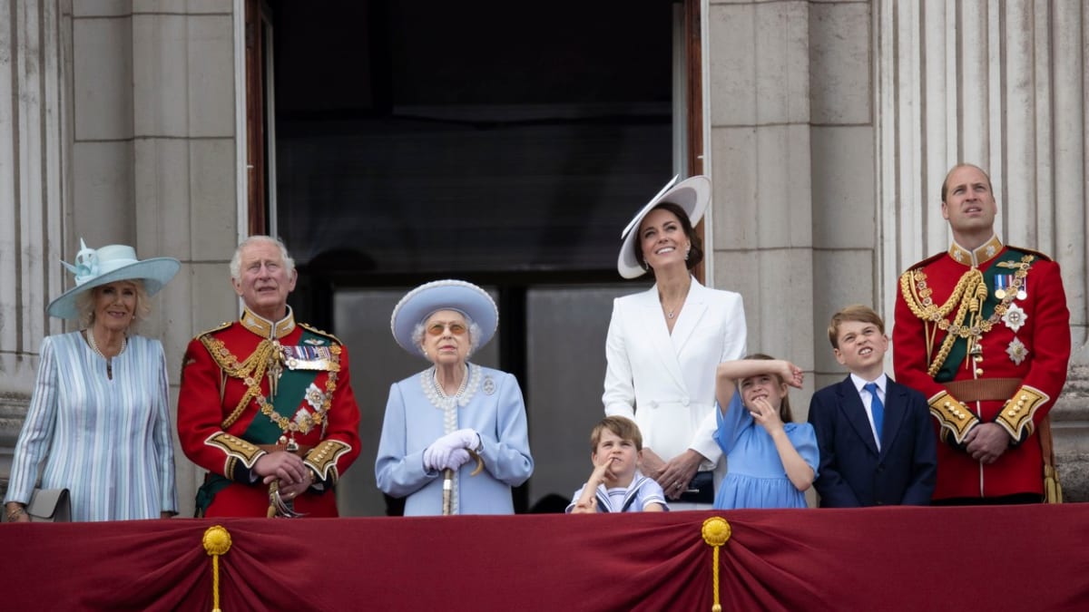 Společné vystoupení členů britské královské rodině na balkóně Buckinghamského paláce, zleva Camilla, vévodkyně z Cornwallu, princ Charles, královna Alžběta II., Kate, vévodkyně z Cambridge, princ Charles a jejich tři děti (opět zleva) princ Louis, princ...