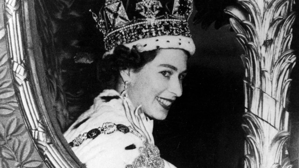 Královna Alžběta v den své korunovace 2. června 1953
