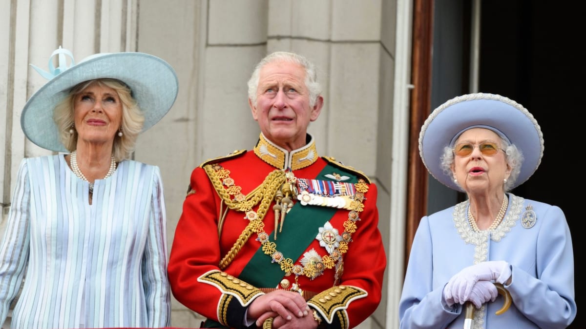 Princ Charles (uprostřed) během ceremoniálu pravděpodobně plakal.