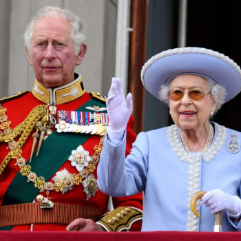 Královna Alžběta II. se svým synem a korunním princem Charlesem.