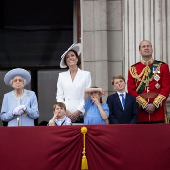 Společné vystoupení členů britské královské rodině na balkóně Buckinghamského paláce, zleva Camilla, vévodkyně z Cornwallu, princ Charles, královna Alžběta II., Kate, vévodkyně z Cambridge, princ Charles a jejich tři děti (opět zleva) princ Louis, princezna Charlotte a princ George. 