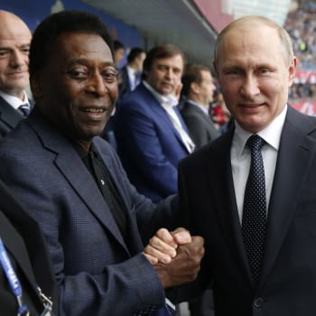 Ruský prezident Vladimir Putin si potřásá rukou s brazilskou fotbalovou legendou Pelém před fotbalovým zápasem skupiny A Konfederačního poháru FIFA 2017 mezi Ruskem a Novým Zélandem na stadionu v Petrohradě (17. června 2017). 
