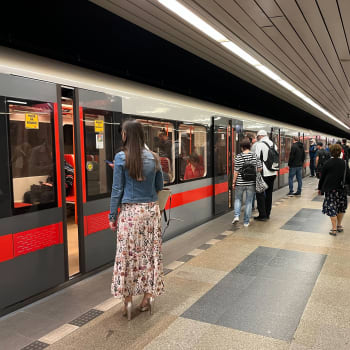 Během výpadku elektřiny volí Pražné místo tramvají jiný způsob dopravy. 