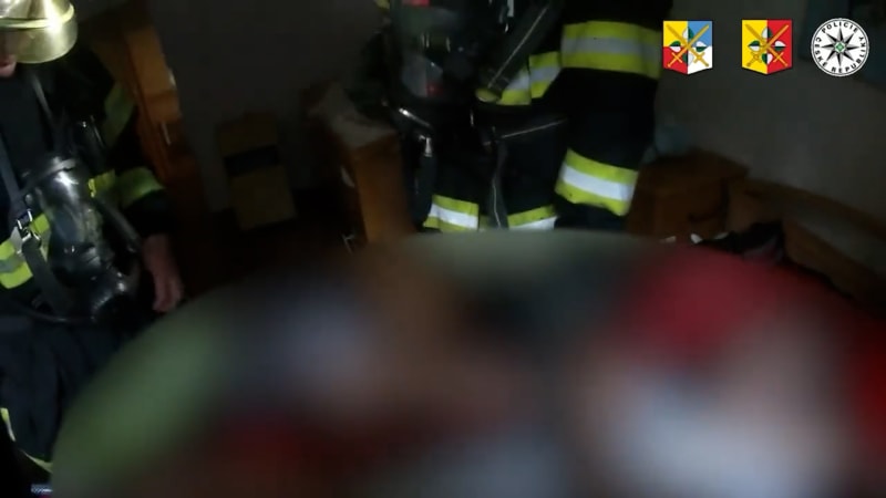 Policisté ukázali záběry ze zásahu z požáru v Roztokách.