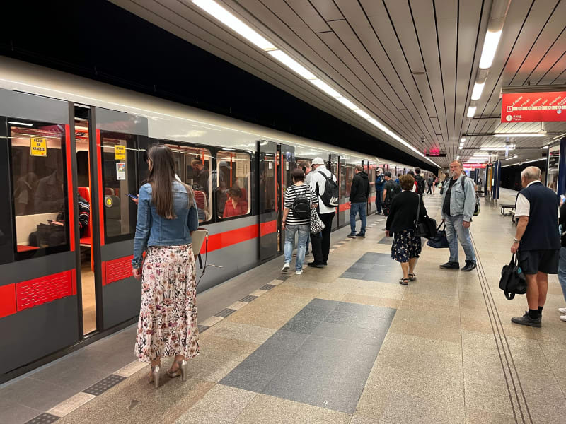 Během výpadku elektřiny volí Pražané místo tramvají jiný způsob dopravy. Výpadek však na několik minut přerušil i dopravu metra na lince C.
