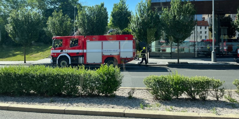 U pražské zastávky Brumlovka stojí nejméně tři hasičské vozy (2.6.2022)