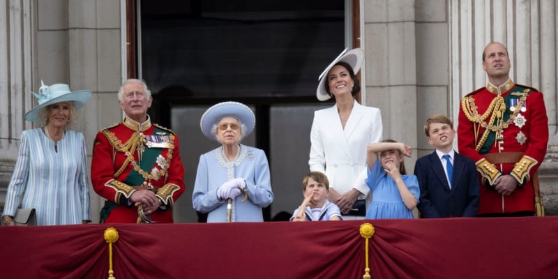 Společné vystoupení členů britské královské rodině na balkóně Buckinghamského paláce, zleva Camilla, vévodkyně z Cornwallu, princ Charles, královna Alžběta II., Kate, vévodkyně z Cambridge, princ Charles a jejich tři děti (opět zleva) princ Louis, princ...