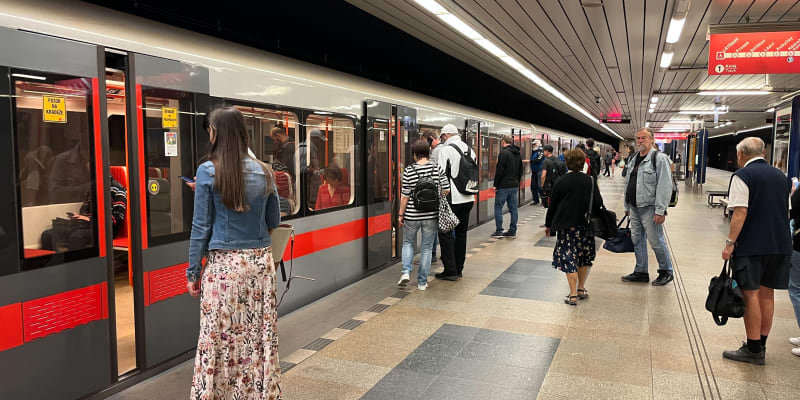 Během výpadku elektřiny volí Pražané místo tramvají jiný způsob dopravy. Výpadek však na několik minut přerušil i dopravu metra na lince C.