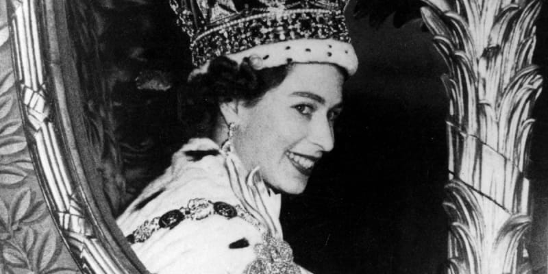 Královna Alžběta v den své korunovace 2. června 1953