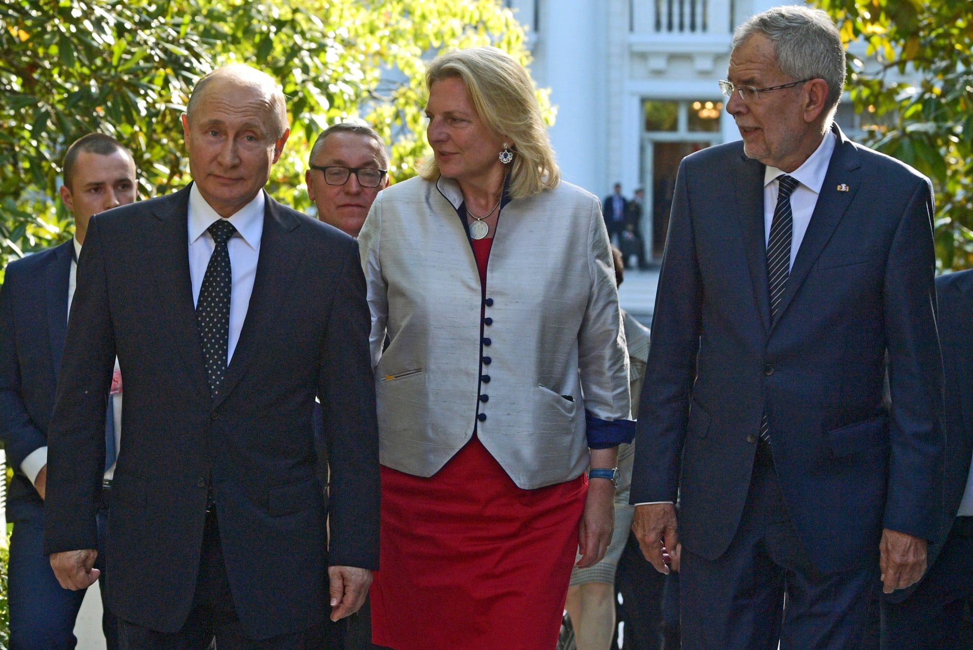 Rakouský prezident Alexander Van der Bellen, rakouská ministryně zahraničí Karin Kneisslová a ruský prezident Vladimir Putin odcházejí z jednání v Soči v květnu 2019.