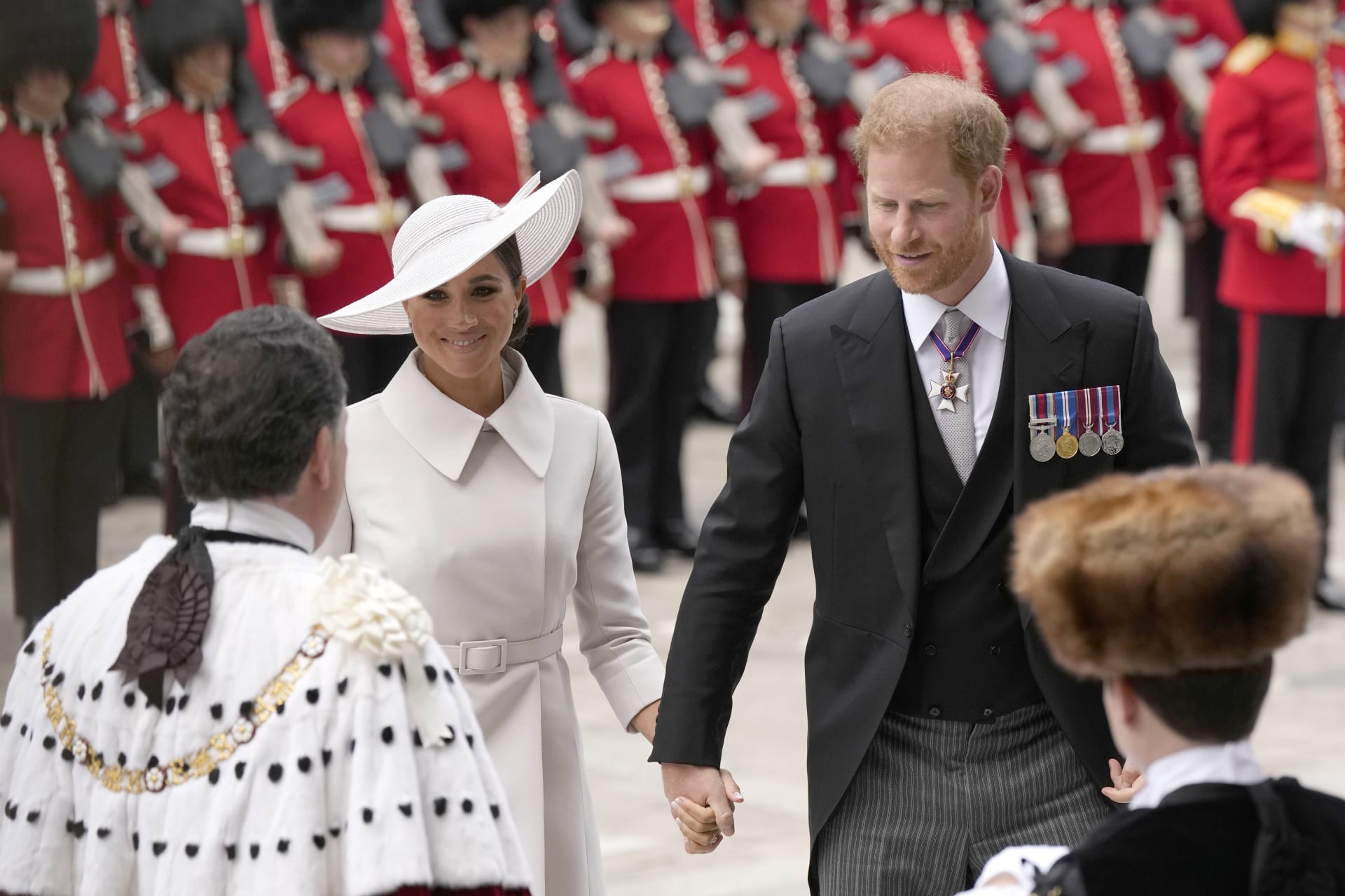 Harry s Meghan na děkovné mši za královnu Alžbětu II. Britské veřejnosti se pár představil poprvé od kontroverzního rozhovoru s Oprah Winfreyovou