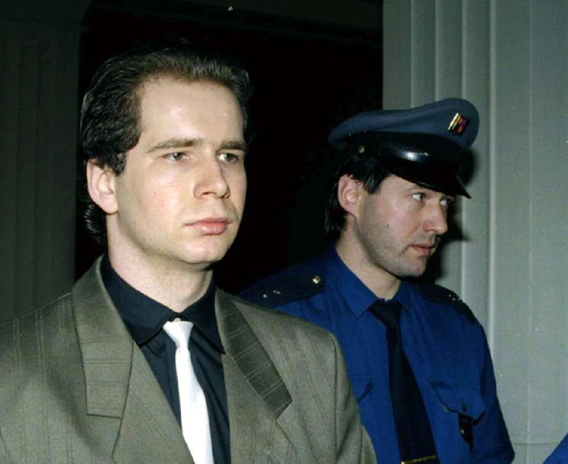 Policisté přivádějí do soudní síně Oto Biedermana z Tlustovous na Kolínsku. (Krajský soud v Ostravě, únor 1998)