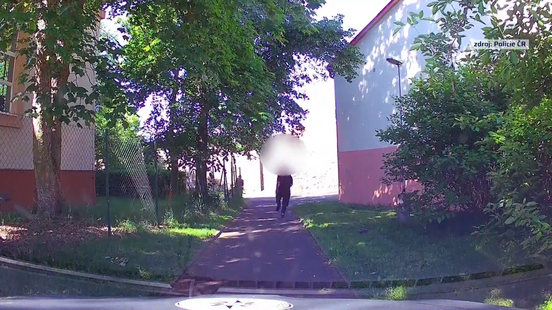 Muž v Sokolově se při honičce málem nechal přejet vlastním autem.
