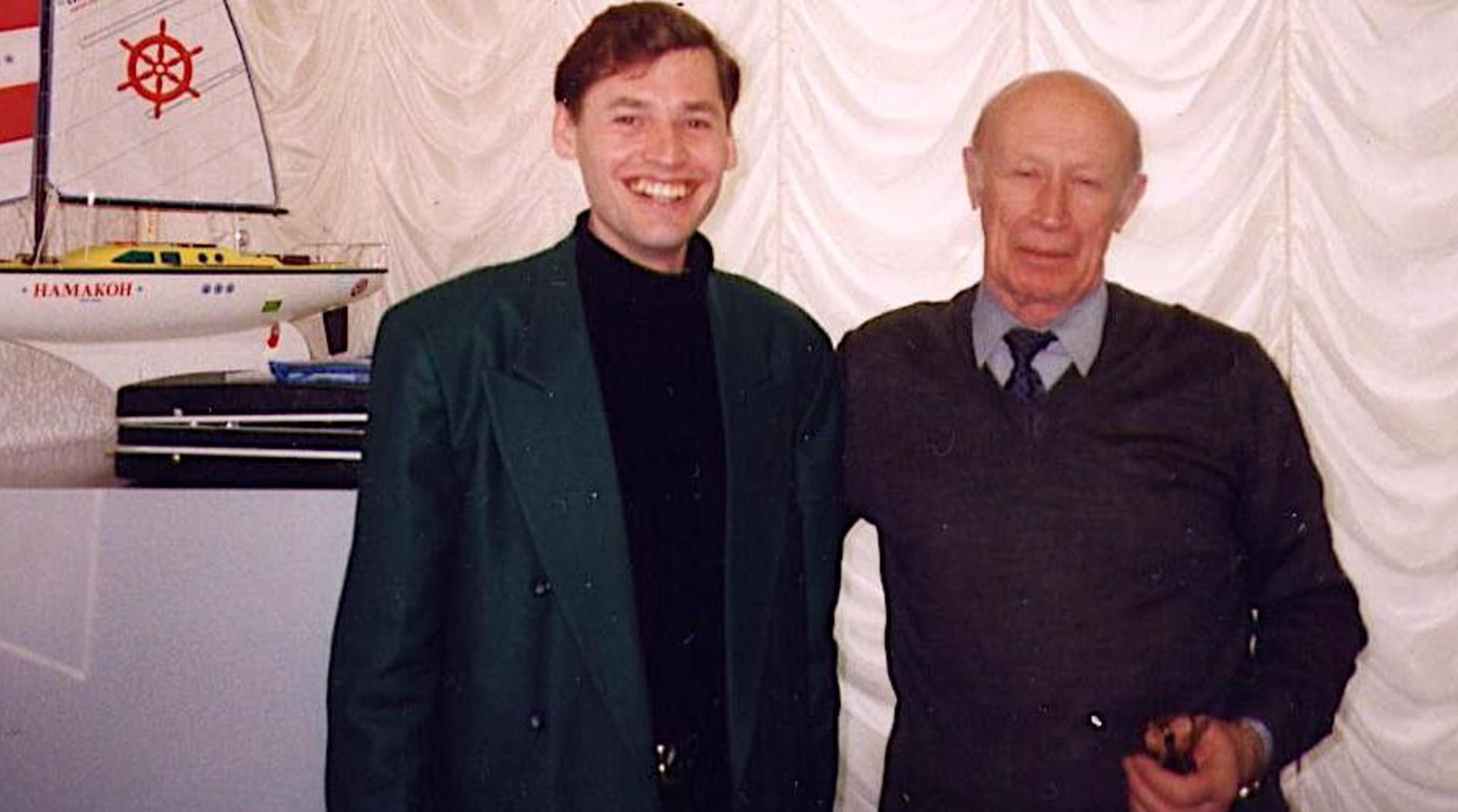 Bývalý agent sovětské státní bezpečnosti  KGB Sergej Žirnov (vlevo) pózuje na archivním snímku z roku 1998 s bývalým šéfem Ředitelství S KGB Jurijem Drozdovem.