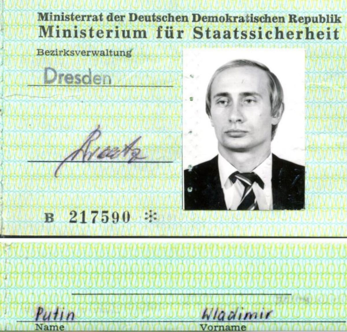 Putinova legitimace člena KGB.