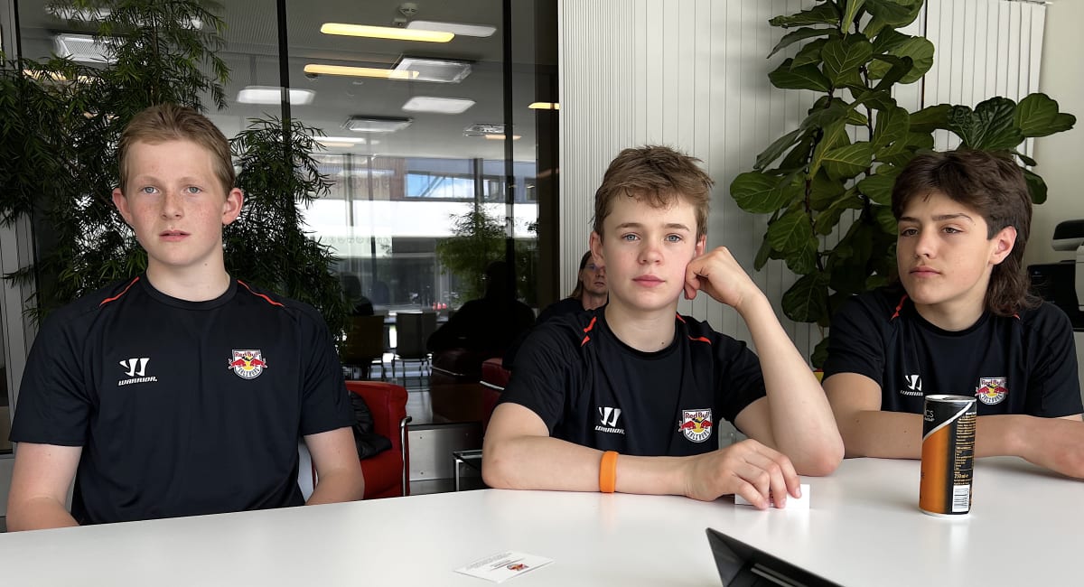 Matthew McGovern, Tobias Křestan, Pepino Langmeier (zleva) při rozhovoru ve školící místnosti Red Bull Akademie v rakouském Salcburku. 