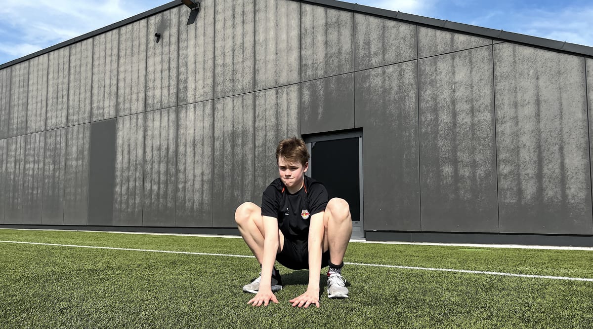 Čtrnáctiletý česko-německý hokejista Tobias Křestan se rozcvičuje před venkovním tréninkem v Red Bull Akademii v rakouském Salcburku.