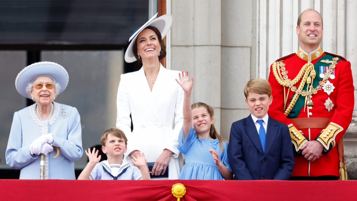 Princ William v uniformě se svou manželkou Kate a jejich třemi dětmi stojí vedle babičky a královny Alžběty II. na balkoně Buckinghamského paláce při 70. výročí jejího nástupu na trůn. 