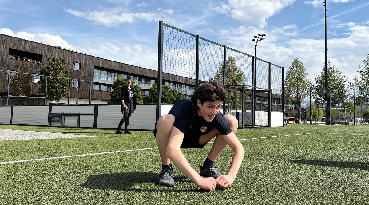 Čtrnáctiletý česko-německý hokejista Pepino Langmeier se rozcvičuje před venkovním tréninkem v Red Bull Akademii v rakouském Salcburku.