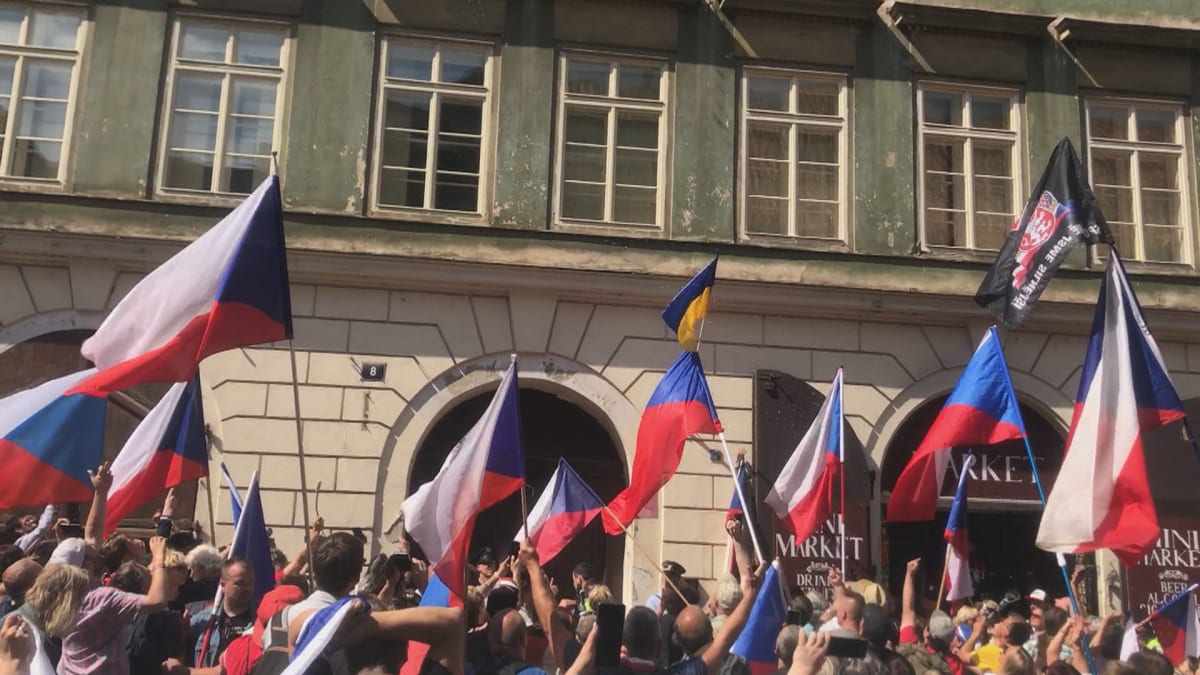 Demonstranti v Praze se pokoušeli shodit ukrajinskou vlajku.