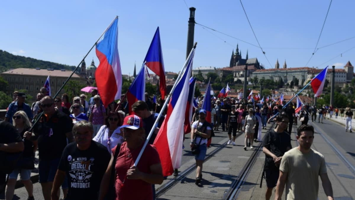 Přes 1000 demonstrantů se podle odhadu v pátek zúčastnilo protestního pochodu Prahou proti současné vládě.