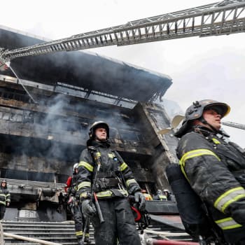 Moskevští hasiči už mají požár kancelářského komplexu pod kontrolou.