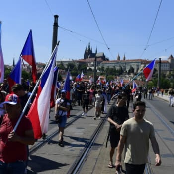 Přes 1 000 demonstrantů se podle odhadu v pátek zúčastnilo protestního pochodu Prahou proti současné vládě.