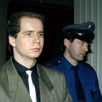 Policisté přivádějí do soudní síně Oto Biedermana z Tlustovous na Kolínsku. Krajský soud v Ostravě, únor 1998 