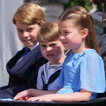 Princové George, Louis i princezna Charlotte byli oblečeni do modré barvy