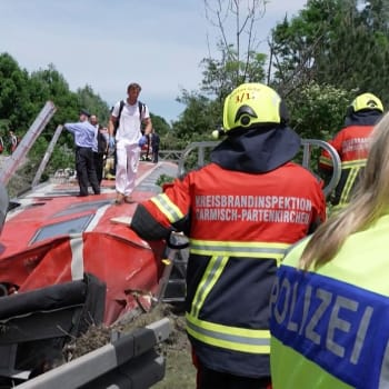 Nejméně tři lidé zemřeli poté, co v pátek severně od letoviska Garmisch-Partenkirchen vykolejil dvoupatrový vlak.