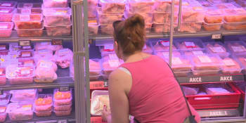 Sledujte Hlavní zprávy: Prudký růst cen kuřecího masa, obchody budou muset reagovat