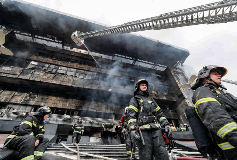 Moskevští hasiči už mají požár kancelářského komplexu pod kontrolou.