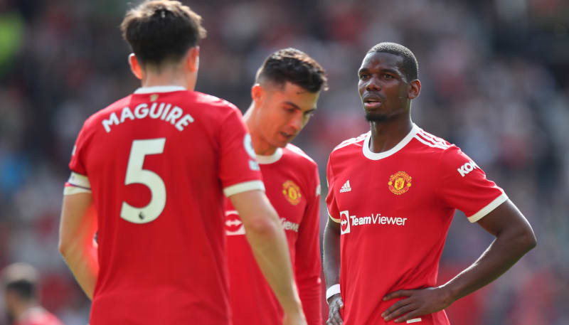 Paul Pogba (vpravo) odchází z Manchesteru United už podruhé zadarmo. Přitom v roce 2016 za něj Red Devils zaplatili tři miliardy korun.
