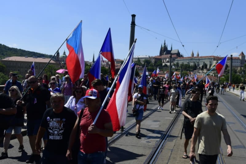 Přes 1000 demonstrantů se podle odhadu v pátek zúčastnilo protestního pochodu Prahou proti současné vládě.