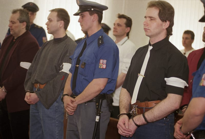 Vrchní soud v Olomouci potvrdil 20. května 1999 trest doživotního vězení pro Oto Biedermana, obžalovaného z pěti vražd v případu tzv. kolínského gangu.