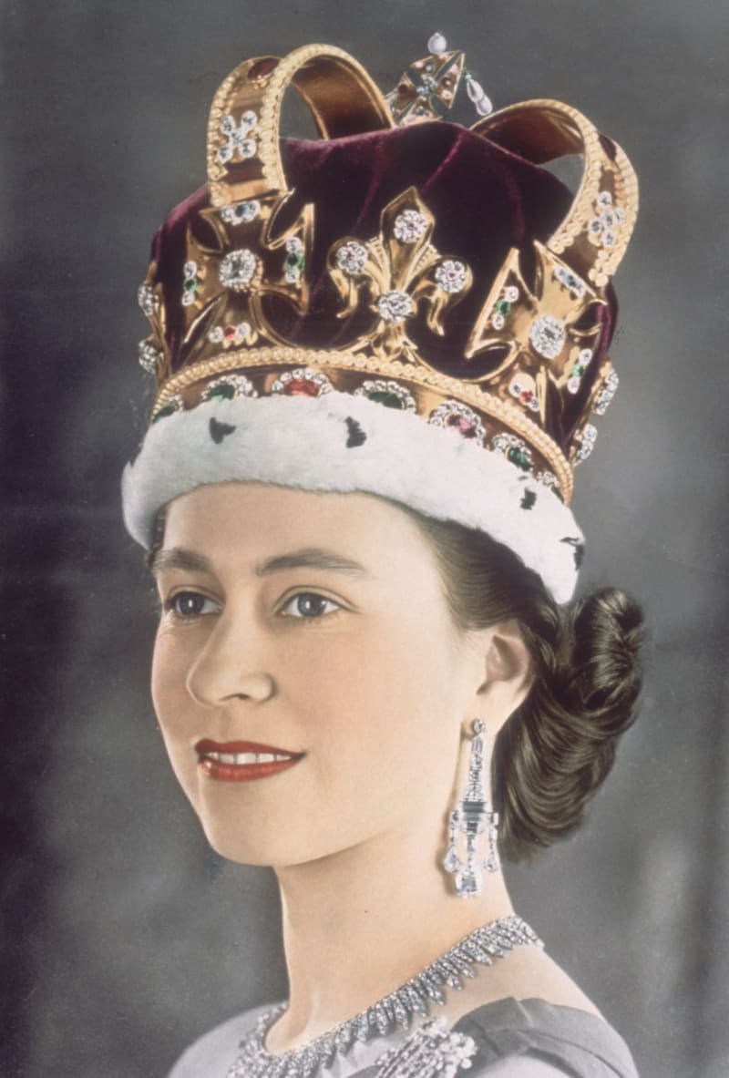 Alžběta II. s korunou svatého Eduarda při korunovaci.