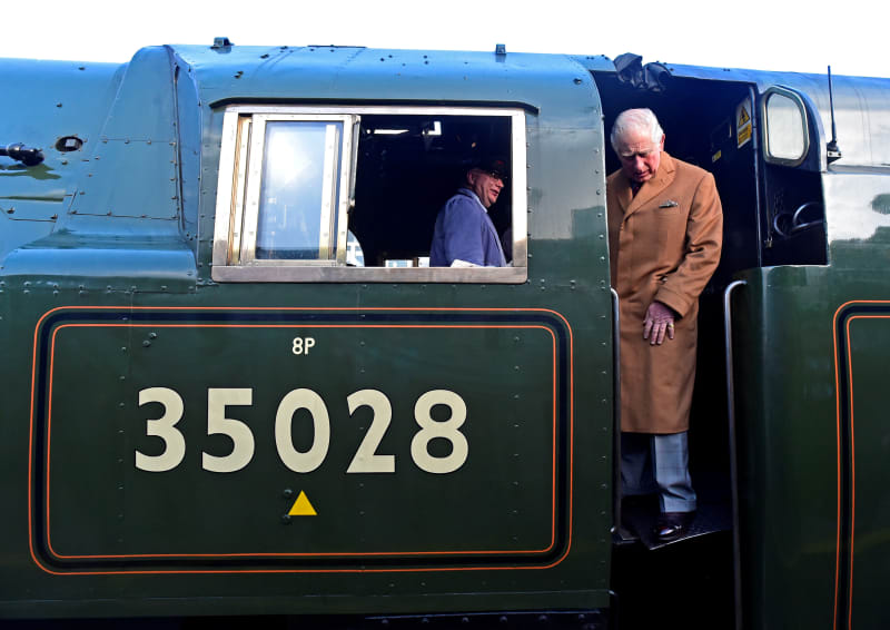 Princ Charles si prohlíží parní lokomotivu královského vlaku
