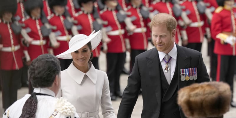 Harry s Meghan na děkovné mši za královnu Alžbětu II. Britské veřejnosti se pár ukázal poprvé od kontroverzního rozhovoru s Oprah Winfreyovou.