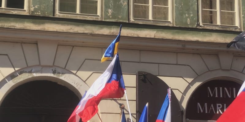 Demonstranti v Praze se pokoušeli shodit ukrajinskou vlajku.