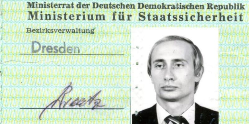 Tuto legitimaci východoněmeckého Ministerstva pro státní bezpečnost používal Vladimir Putin jako agent KGB při svém pobytu v Drážďanech na území bývalé Německé demokratické republiky.