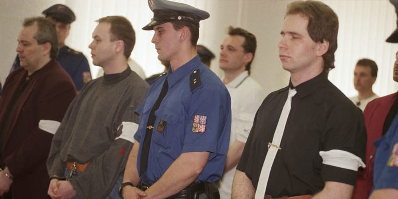 Vrchní soud v Olomouci potvrdil 20. května 1999 trest doživotního vězení pro Oto Biedermana, obžalovaného z pěti vražd v případu tzv. kolínského gangu.