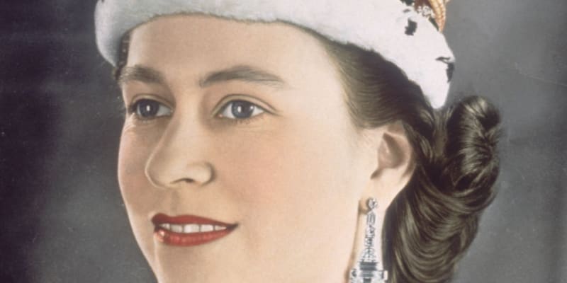 Alžběta II. s korunou svatého Eduarda při korunovaci.