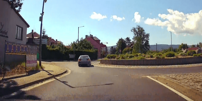 Muž v Sokolově se při honičce málem nechal přejet vlastním autem.