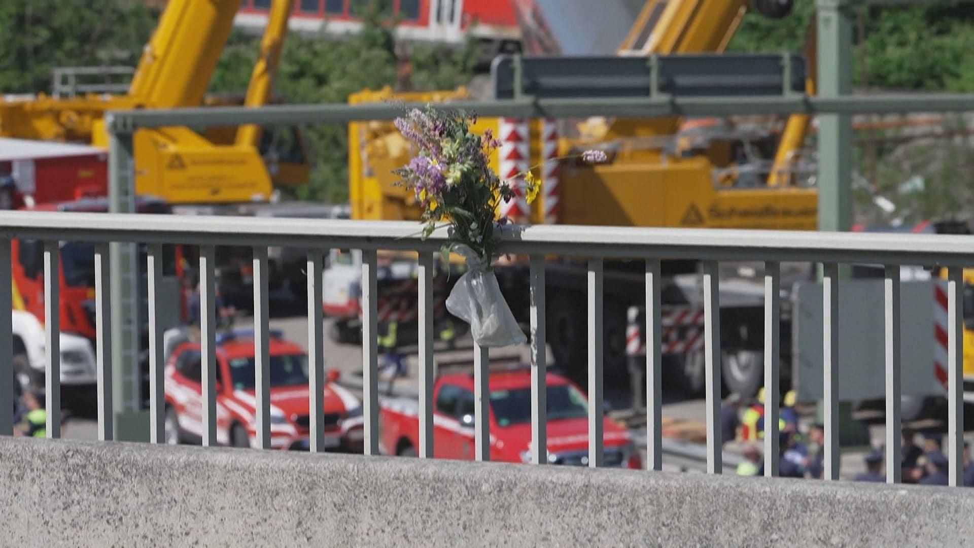 Nejméně pět lidí zemřelo poté, co v pátek severně od letoviska Garmisch-Partenkirchen vykolejil dvoupatrový vlak.