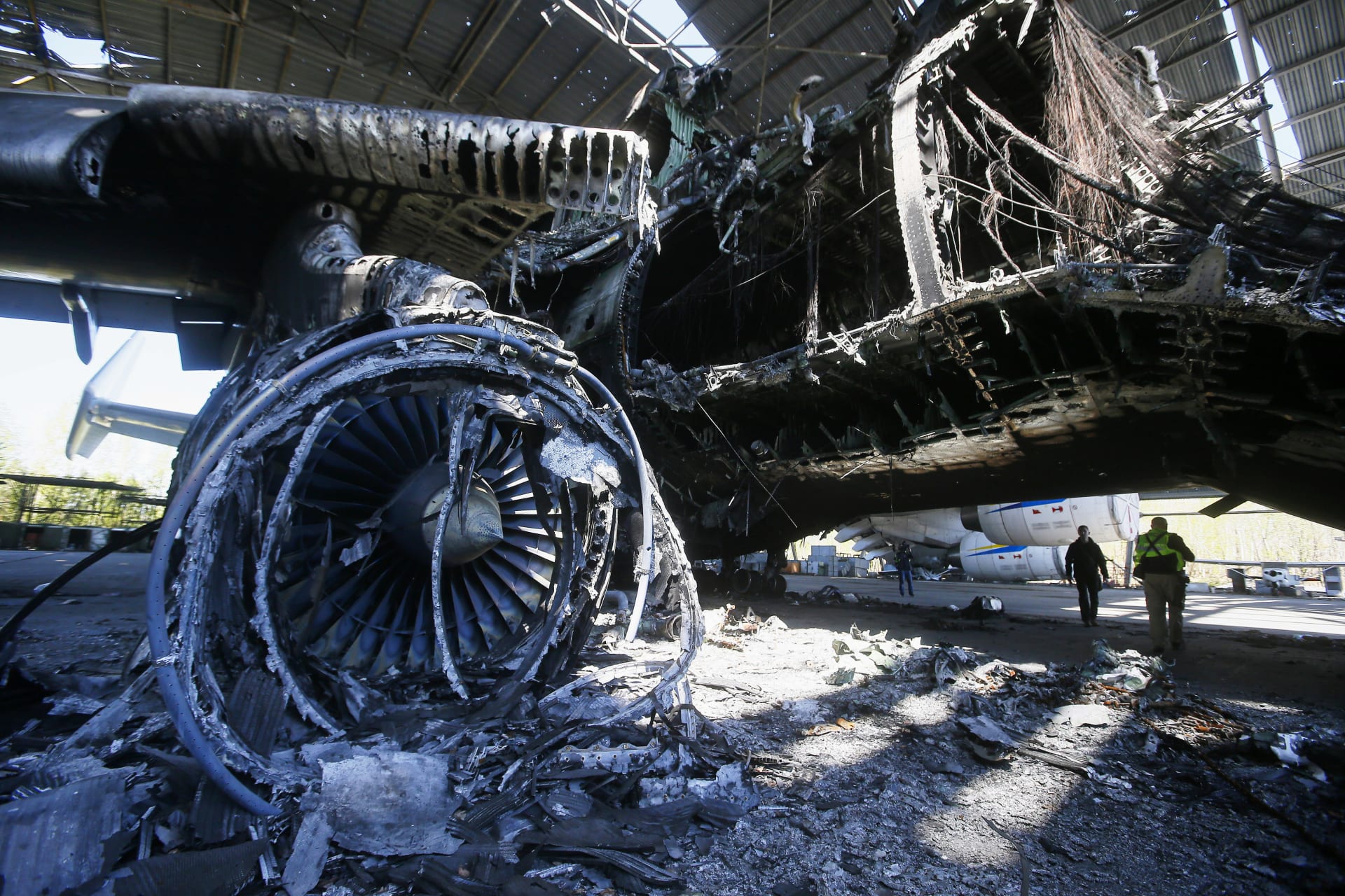 Zničené nákladní letadlo Antonov An-225 Mrija je vidět po bojích s ruskými jednotkami na letišti Hostomel v Kyjevské oblasti.