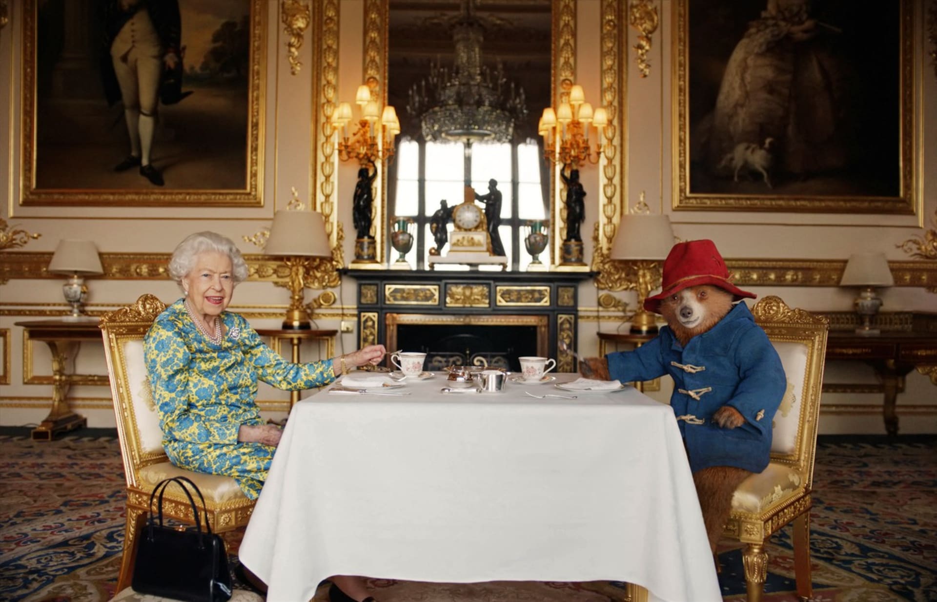Královna na své 70. výročí panování překvapila vtipným videem s medvídkem Paddingtonem.
