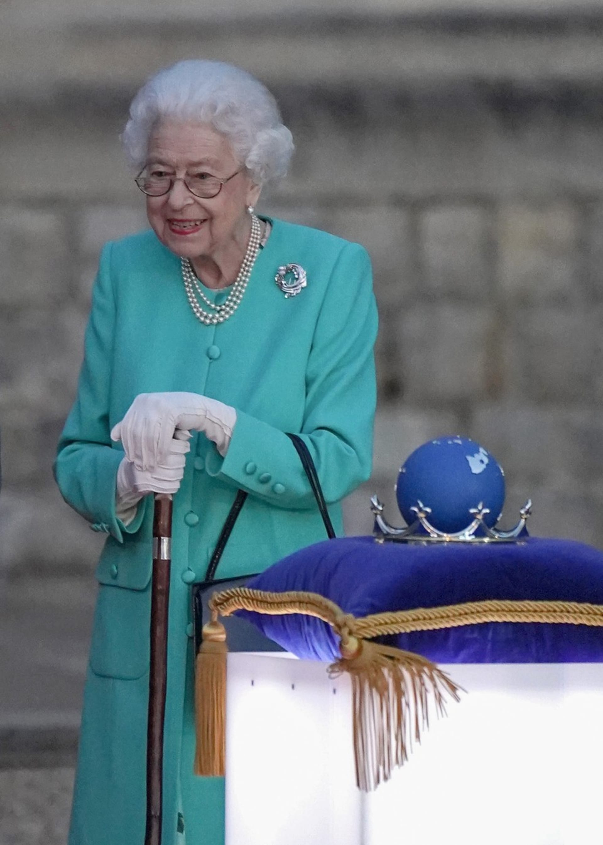 Světla v rámci události s názvem Beacon Lighting Ceremony královna rozsvěcovala v kostýmku tyrkysovém.