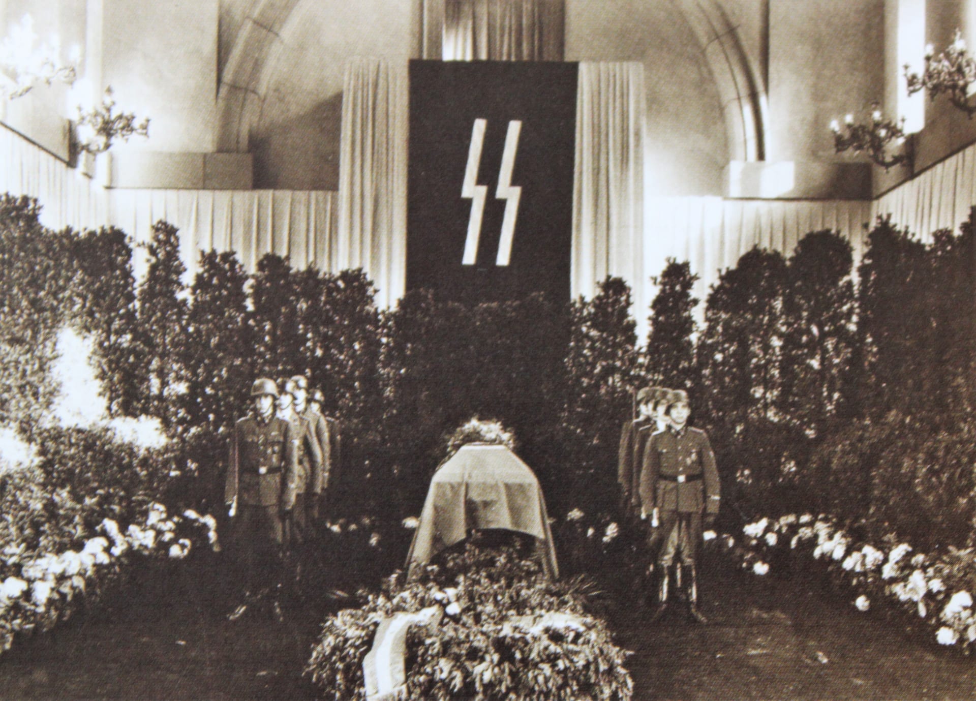 Rakev s ostatky Reinharda Heydricha na Pražském hradě. Zdroj: archiv Jana B. Uhlíře, publikace Protektorát Čechy a Morava 1939-1942